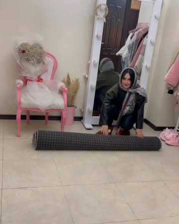 فرشینه مدرن و کلاسیک، با ترکیب رنگهای مختلف، مناسب چیدمانهای امروزی و فضاهای مدرن و کلاسیک